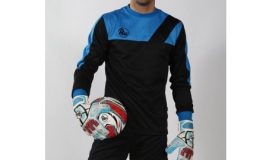Modele posant avec des gants de la marque RG
