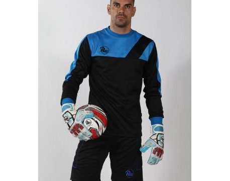 Modele posant avec des gants de la marque RG