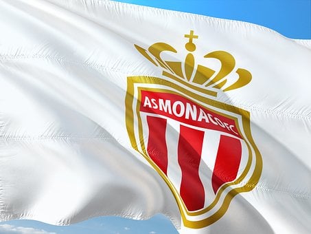 Drapeau portant le logo de l’AS Monaco, club de Ligue 1