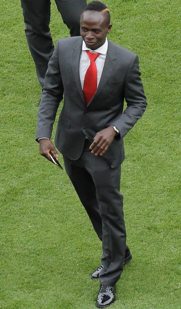 Sadio Mané nouvel attaquant du Bayern Munich en costume